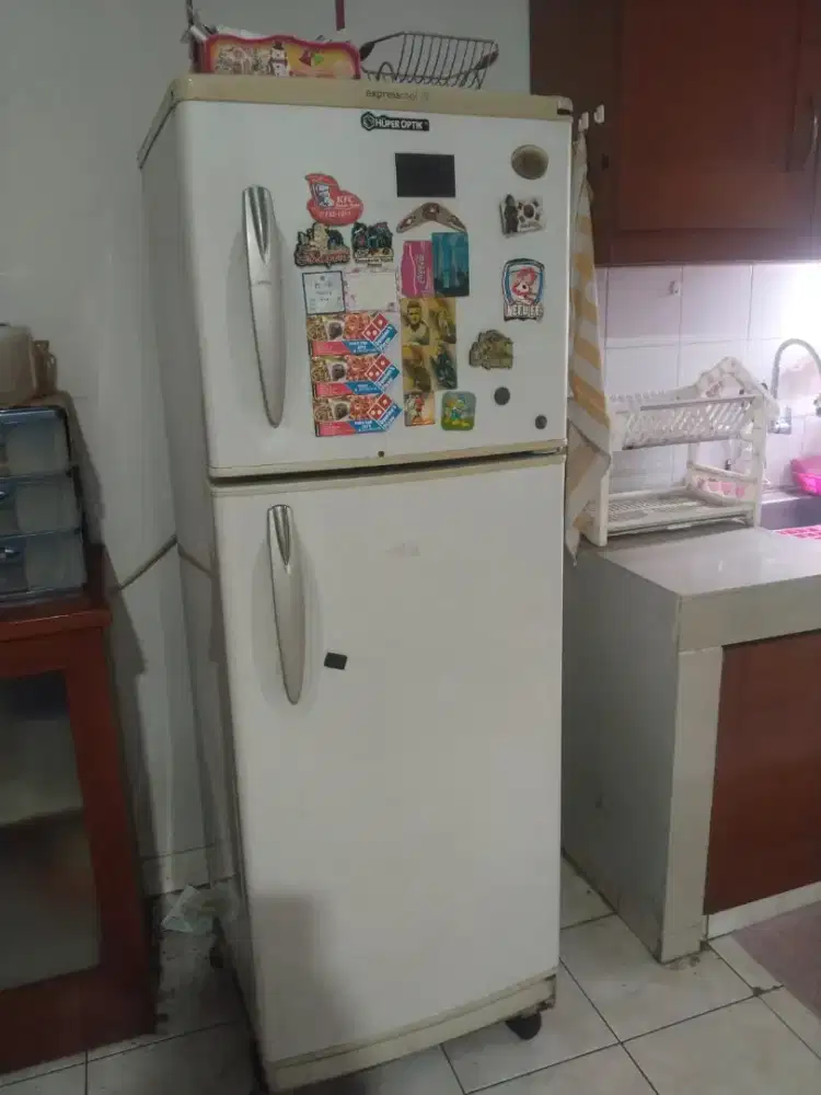 Jual kulkas mer lg 2 pintu plus tv sonny 32 ins ..siap pakai