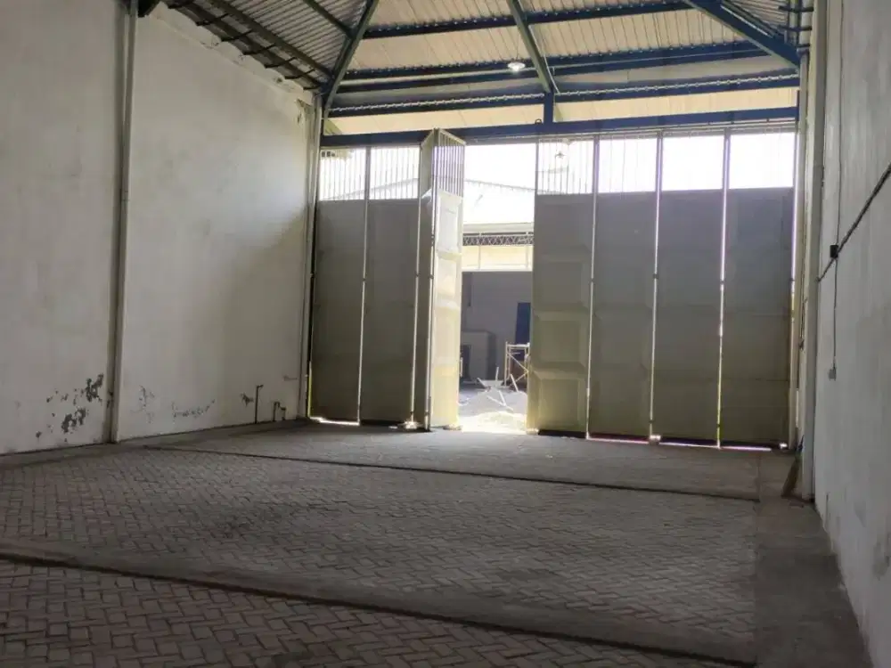 Disewakan gudang 15x22 di raya pandugo Surabaya Timur
