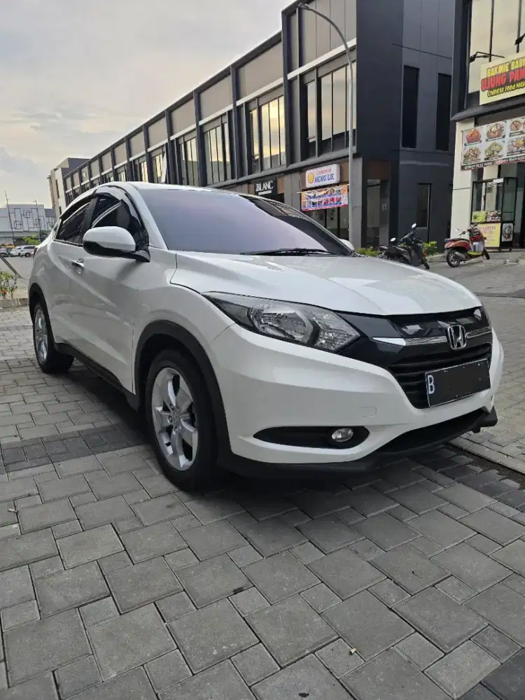 Honda HRV E AT matic th 2016 low km putih