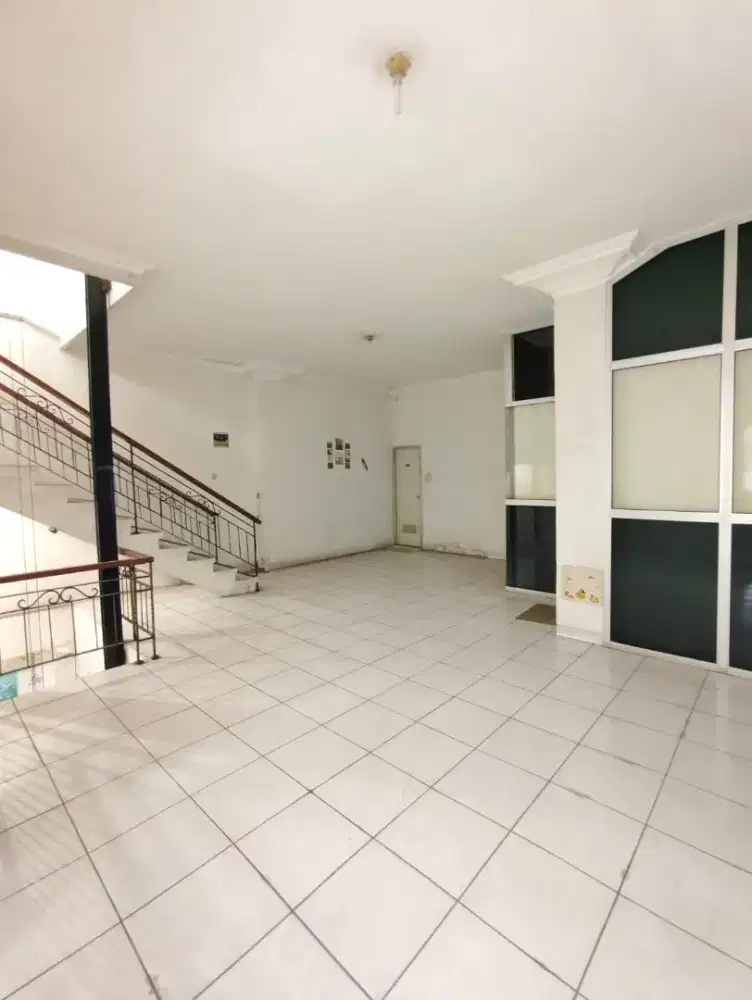 JUAL RUMAH  HOEK 3 LANTAI DI SINGGASANA PRADANA BANDUNG