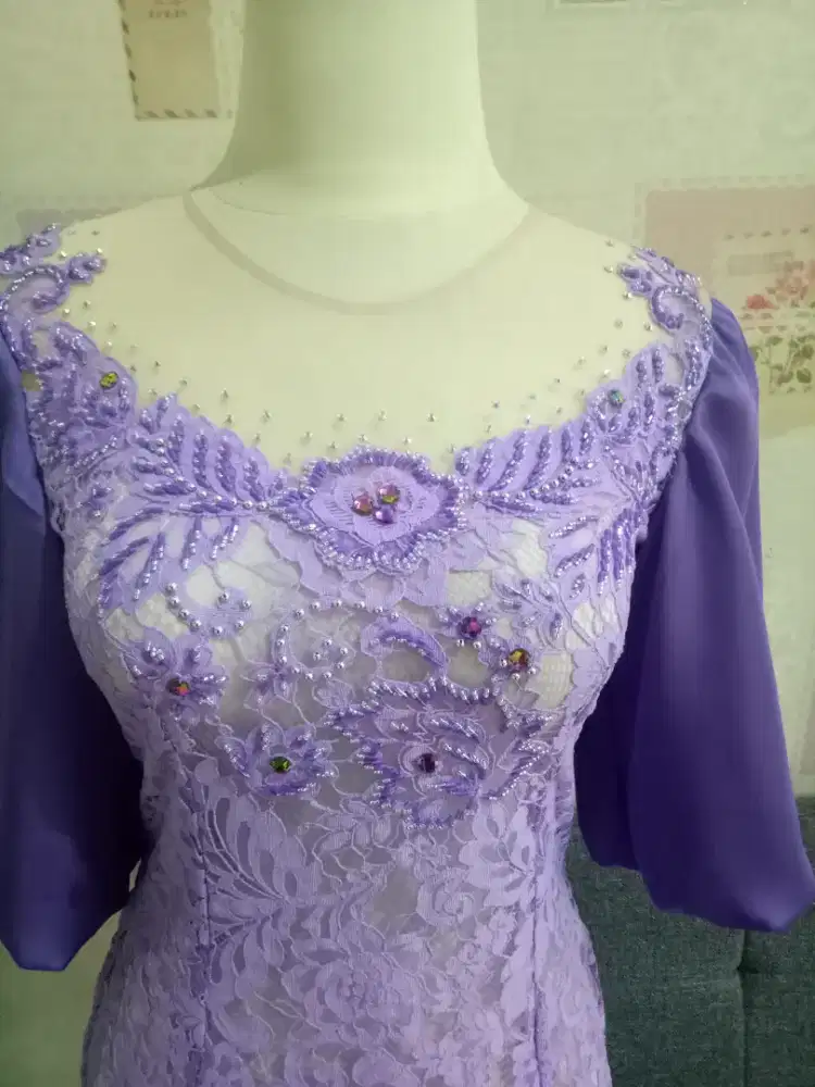 Memasang payet di kebaya