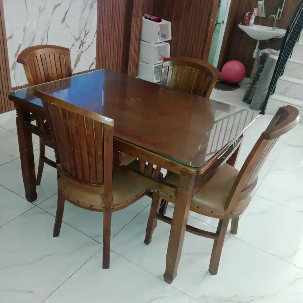 Di jual meja makan 1 set bahan jati