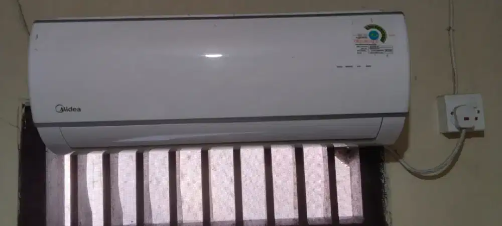 Dijual AC Midea 1/2 PK. Like A New. Minim pemakaian.