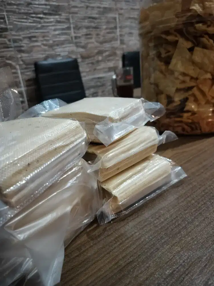 Kulit pangsit dan keripik pangsit