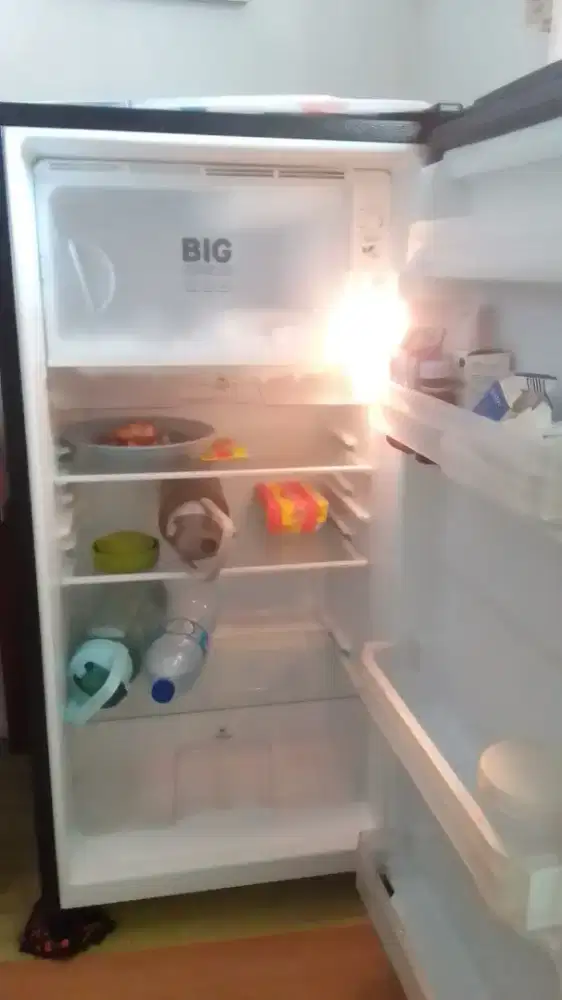 KULKAS SANKEN 1 PINTU WARNA HITAM POLOS