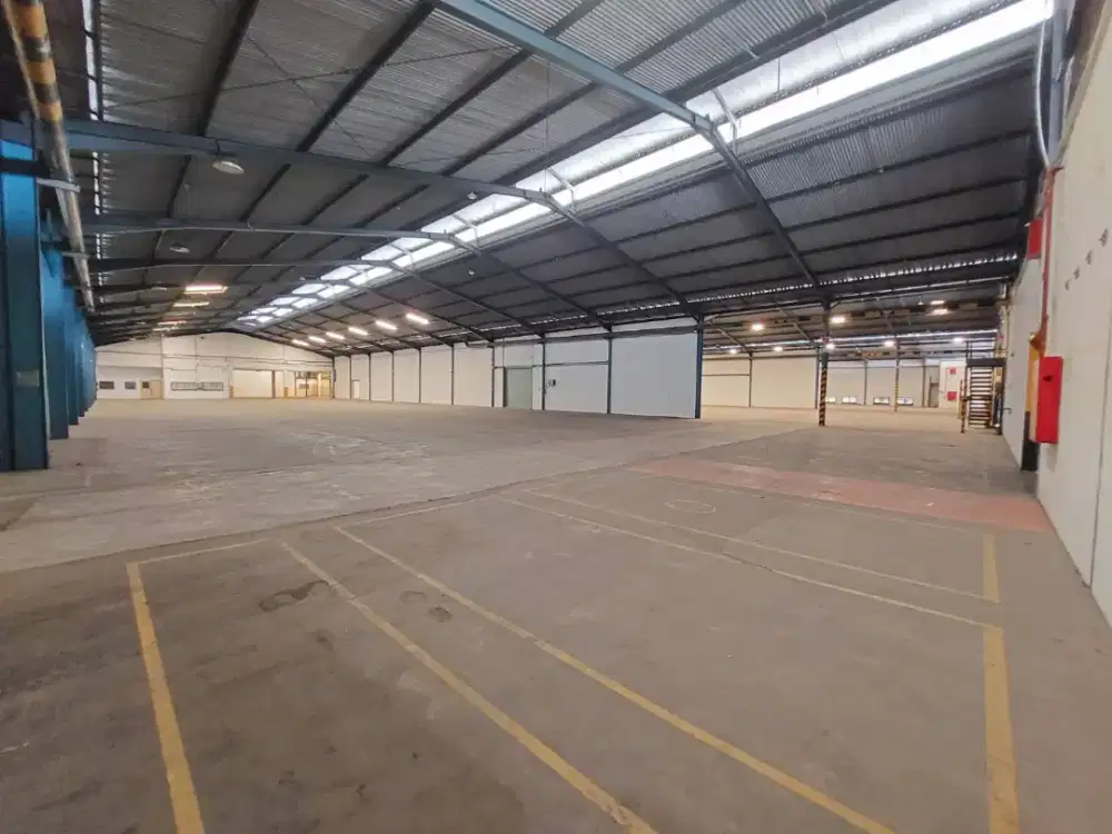 Gudang loading dock siap pakai, dekat tol dan bandara