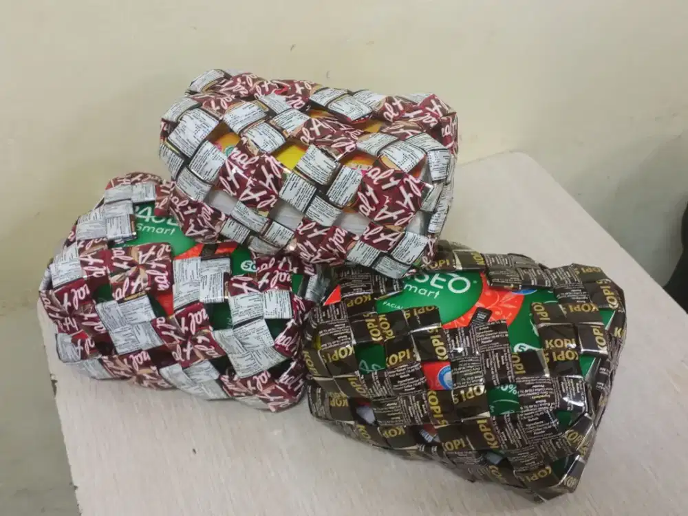 TEMPAT TISU BERKELAS DENGAN BEKAS BUNGKUS KOPI