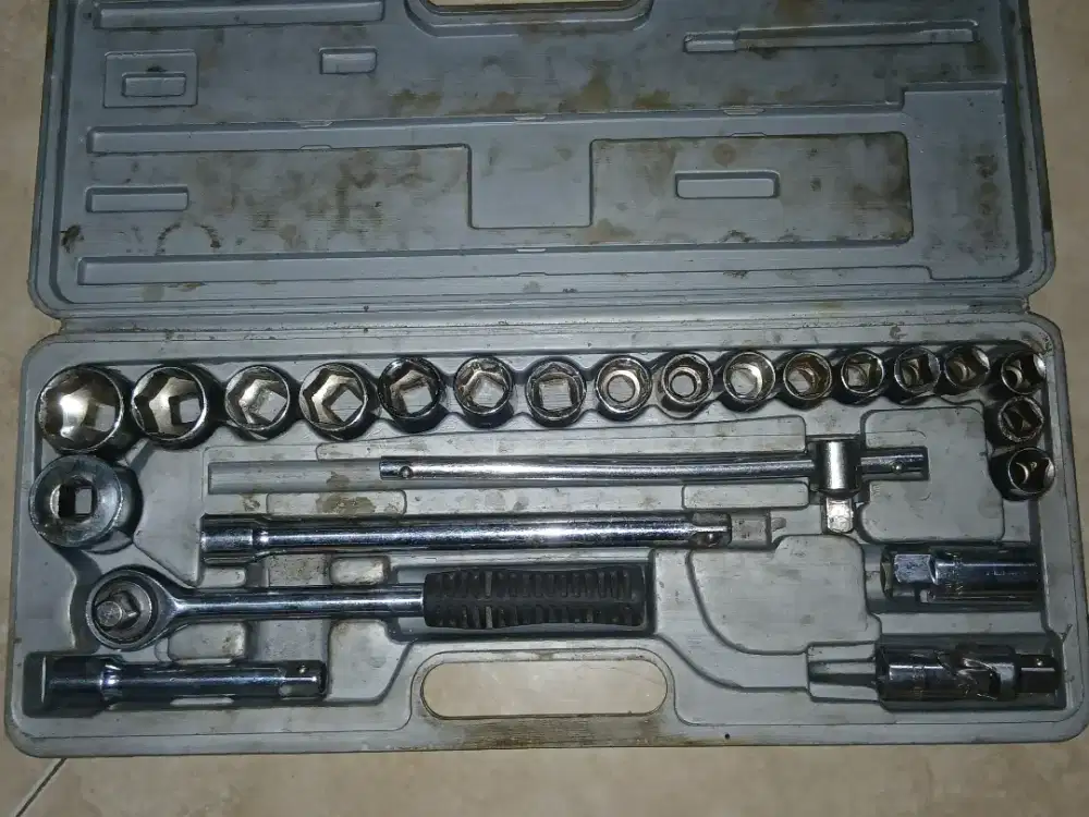 Satu Set Kunci Sok (Socket Wrench Set) Second