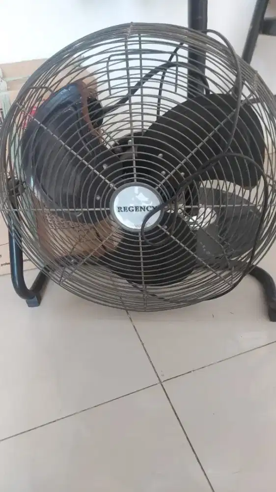 Kipas angin duduk besar