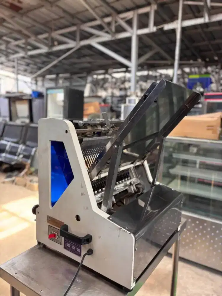 Mesin pemotong roti
Ketebalan 1.5 cm
Merk New Chung Hou 

Harga 7jt