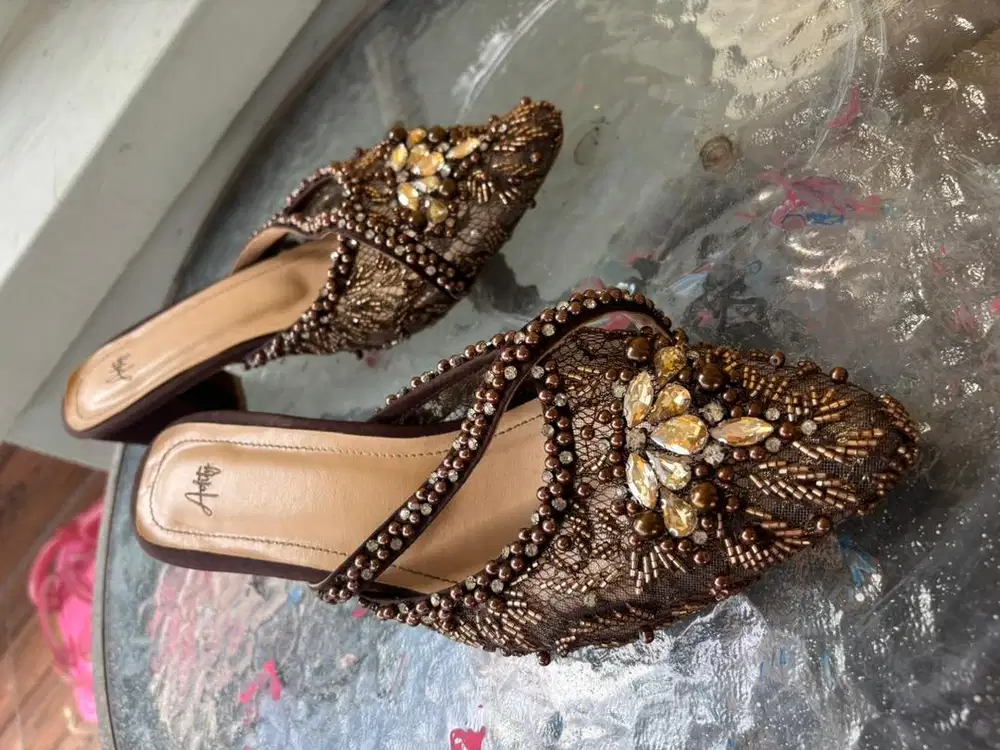 Sepatu pesta brokat coklat