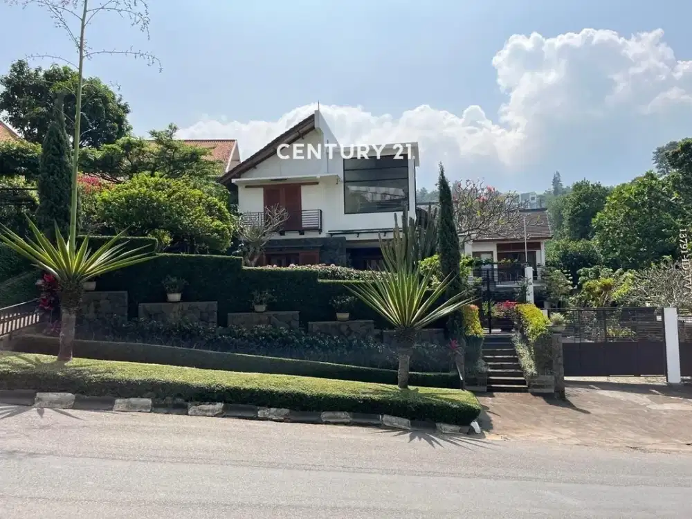 Rumah Mewah Modern Tropical Dengan Halaman Yang Luas Dan Asri