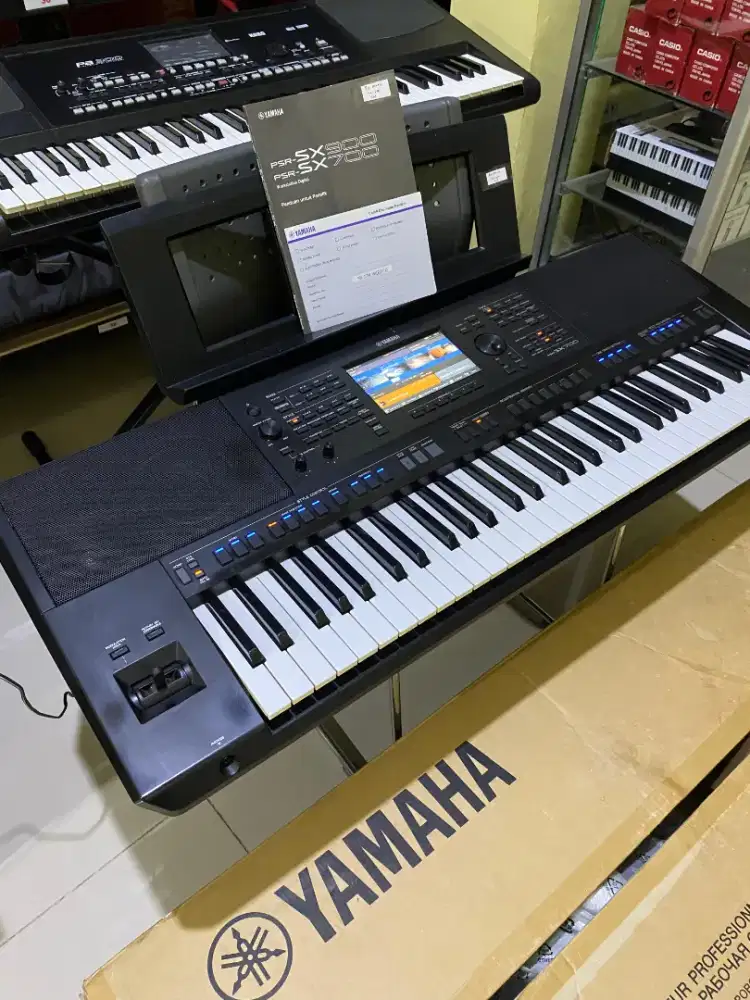 Keyboard Yamaha PSR SX700 second like new