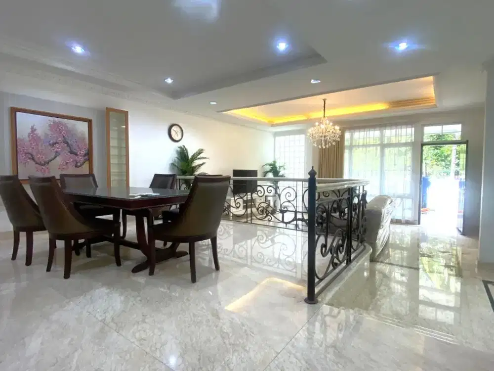 Disewa Rumah Indah 3 Kamar Furnished Di Komplek Dengan 24 Jam Security dan 300 meter Jalan Kaki Ke Gandaria City Mall