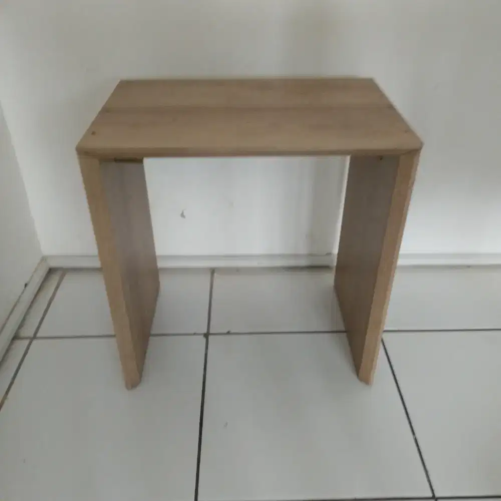 Meja kecil untuk dekorasi pot