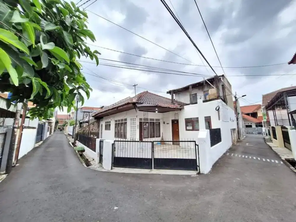 Rumah Lama Hitung Tanah di Tebet - Renovasi atau Bangun Baru