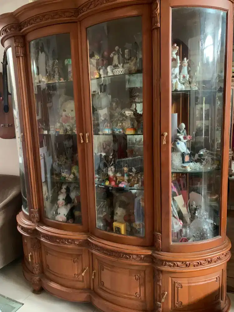 Lemari hiasan dan bisa untuk penyekat ruangan