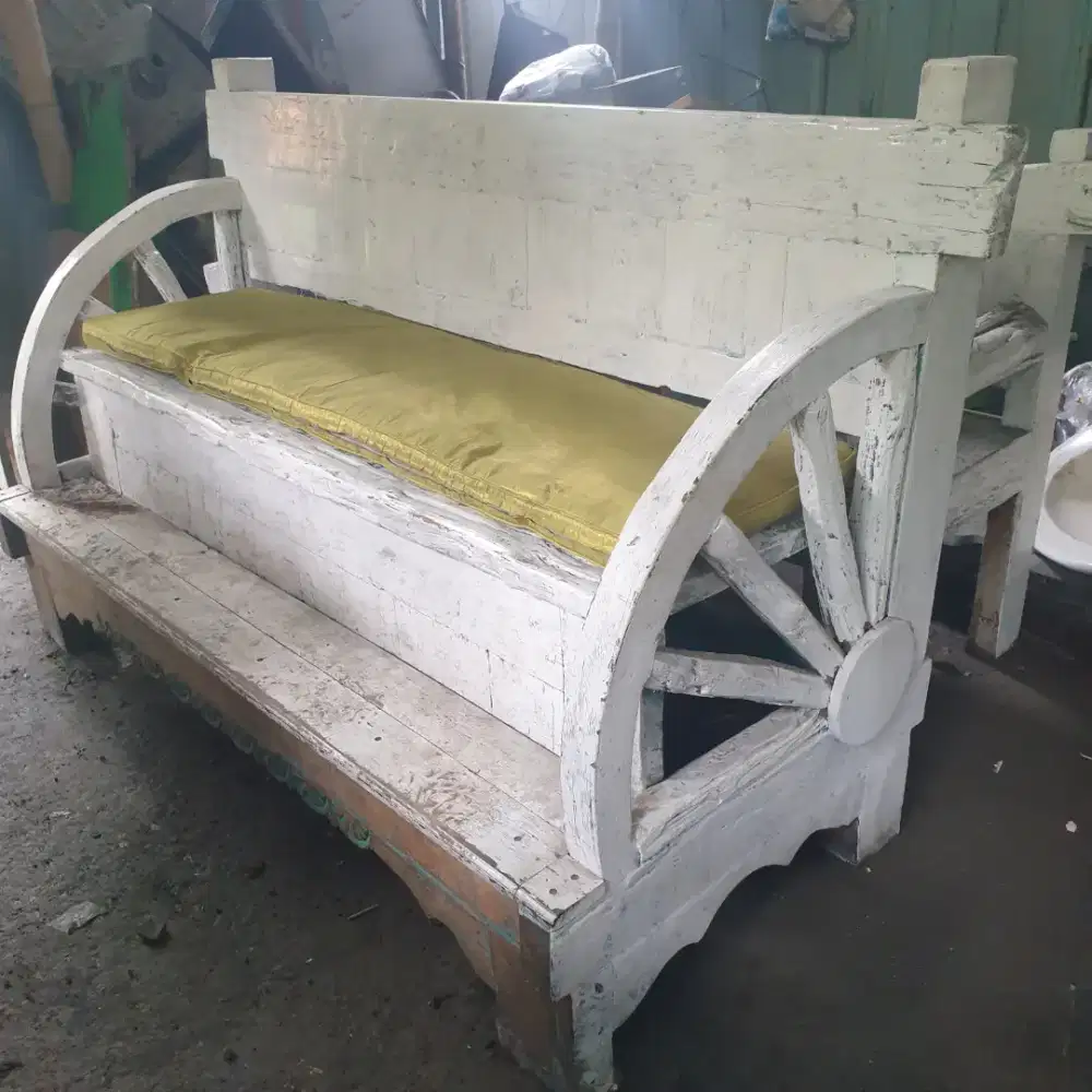 Bangku antik dan clasik