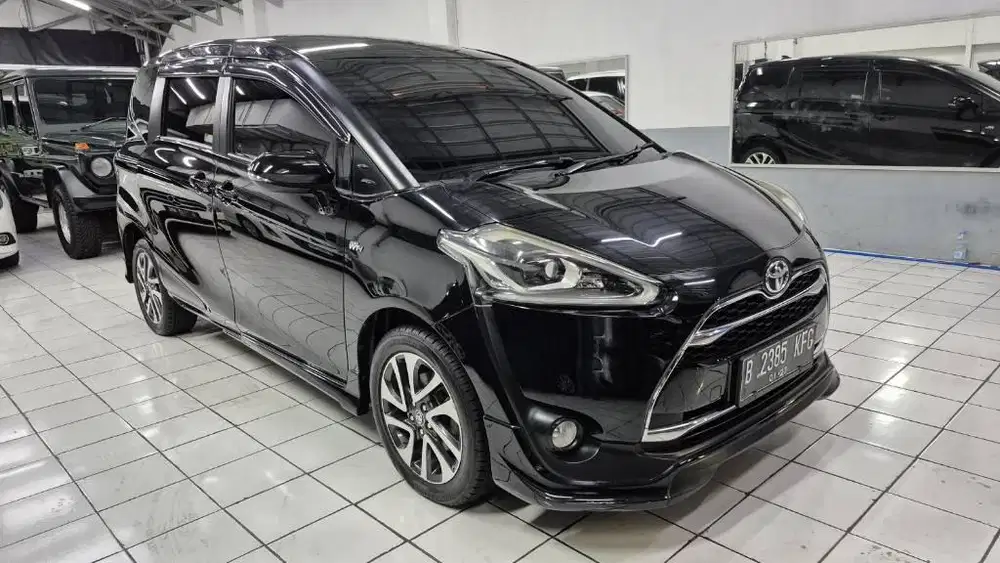 Toyota Sienta Q at th.2017 hitam
