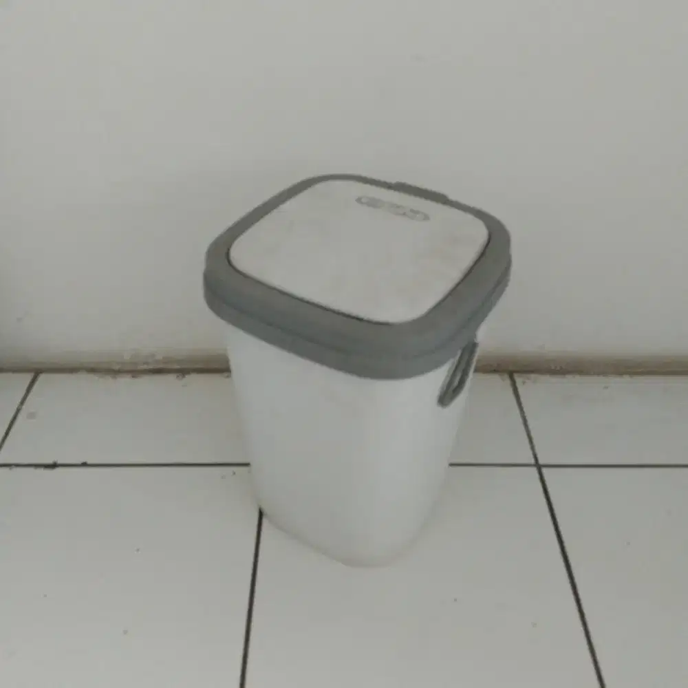 Tempat sampah ruangan