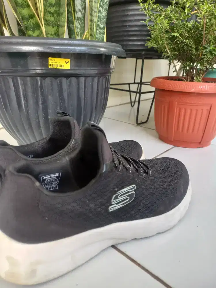 Skechers hitam ori