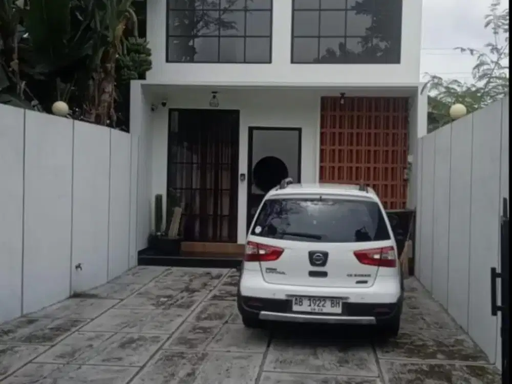 VILLA 2 LANTAI MODERN KEKINIAN DEKAT AL AZHAR POGUNG SLEMAN