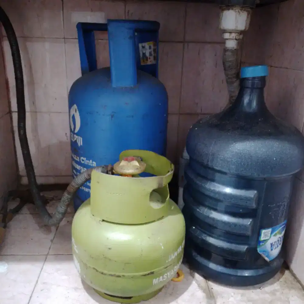 Gas 3 kg dan galon aqua