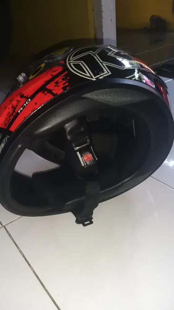 Bismillah dijual helm kyt R10 full face like new