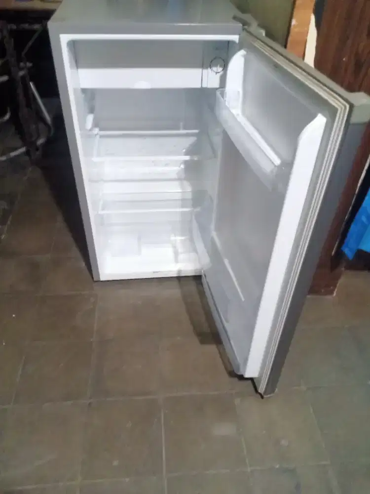 Jual kulkas hesense ukuran sedang dingin beku normal bisa di antar