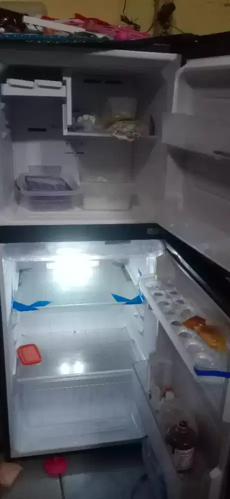 Dijual kulkas 2 pintu Sharp kondisi 90,%