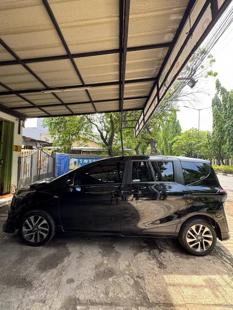 Toyota Sienta Q AT