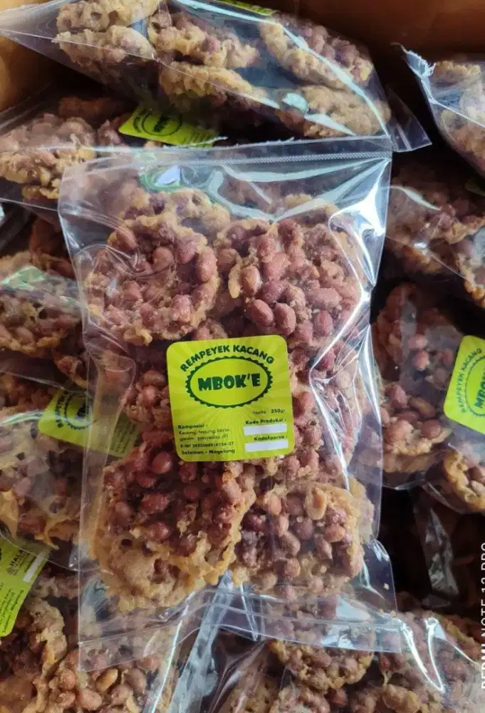 Peyek kacang full kacang