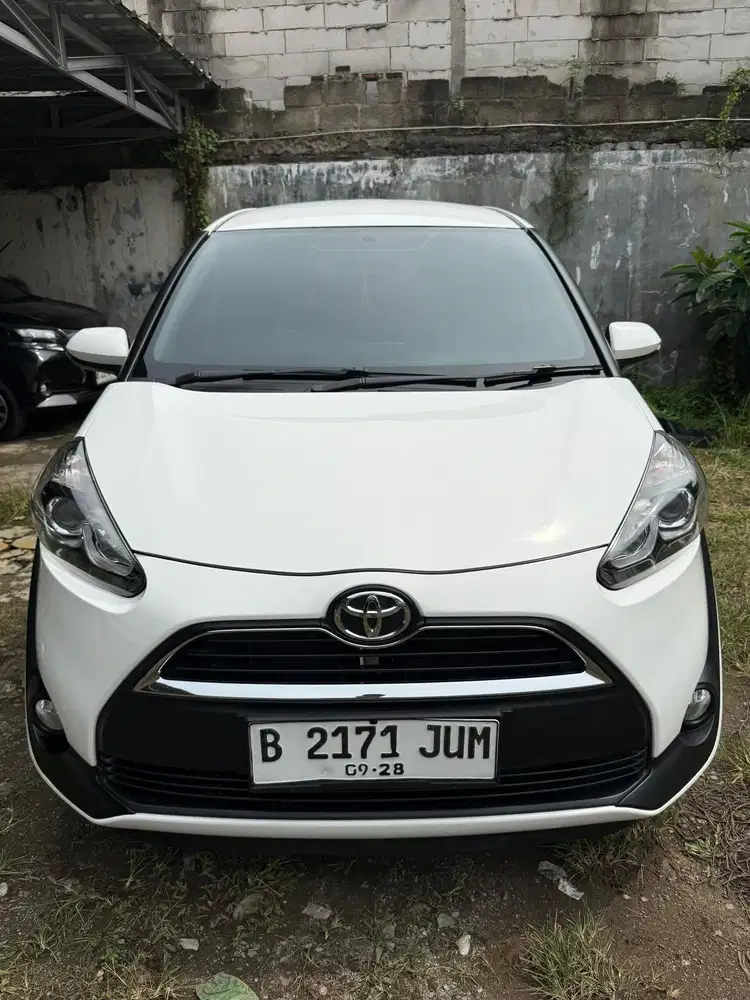 Sienta V at matic 2018 putih, km low