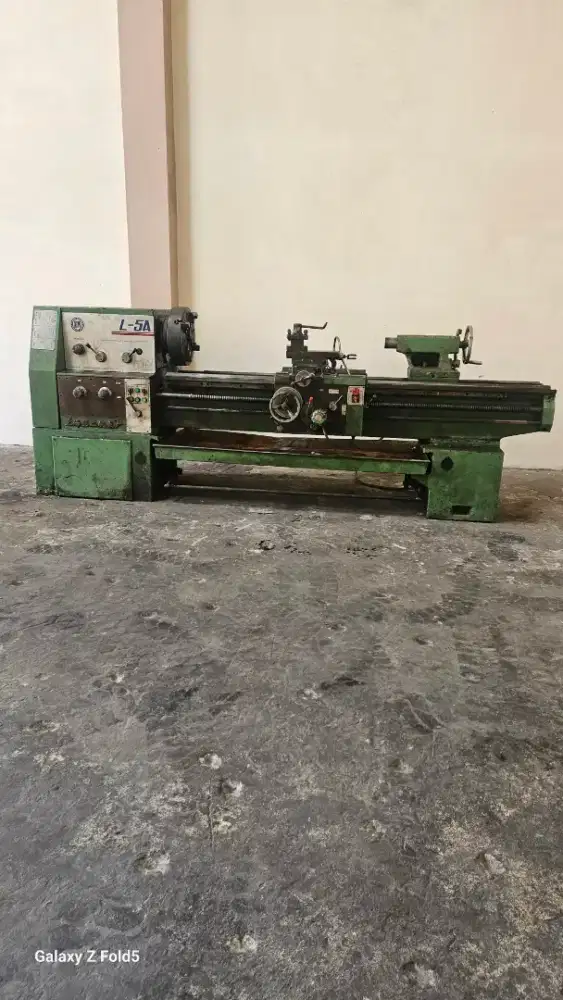 Dijual mesin bubut 2 mtr tipe L5 A