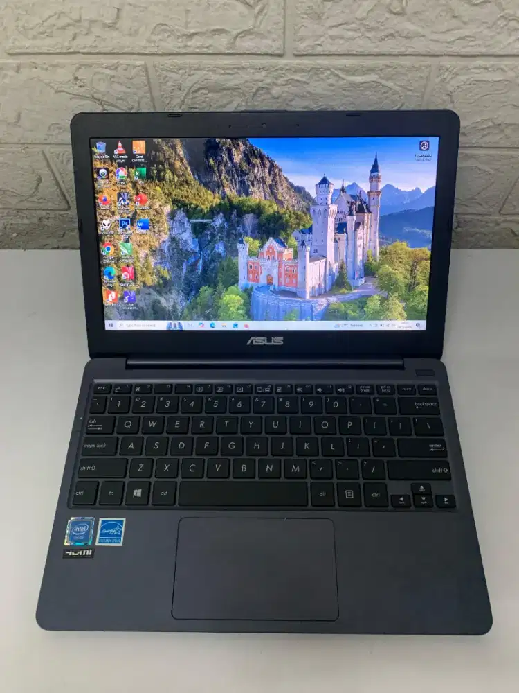 LAPTOP ASUS 12 inc RAM 4 SUDAH SSD MURAH