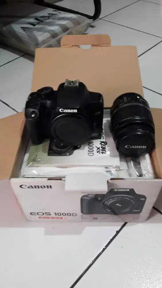 Camera CANON EOS 1000D + Tele EFS 55 - 250mm