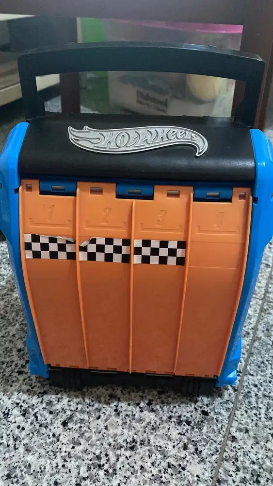 Mainan hotwheel tempat mobil dan papan seluncur