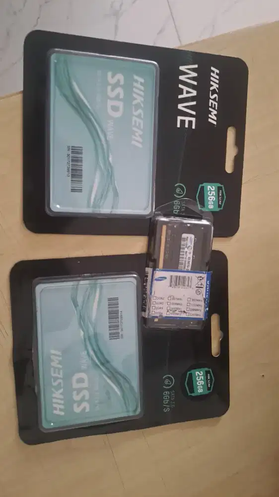 Jual aja ini masih baru ssd 256 gb sama ram ddr4 8 gb