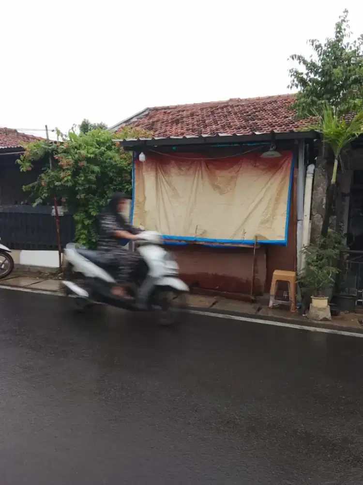 Jualan Sandal di Tempat