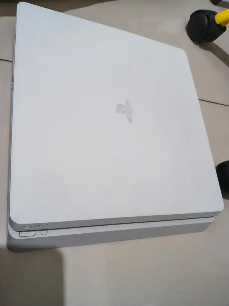 PS 4 Slim 1 TB + 2 stik