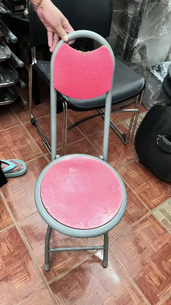 Kursi Lipat Merah Kecil – Ringkas & Praktis