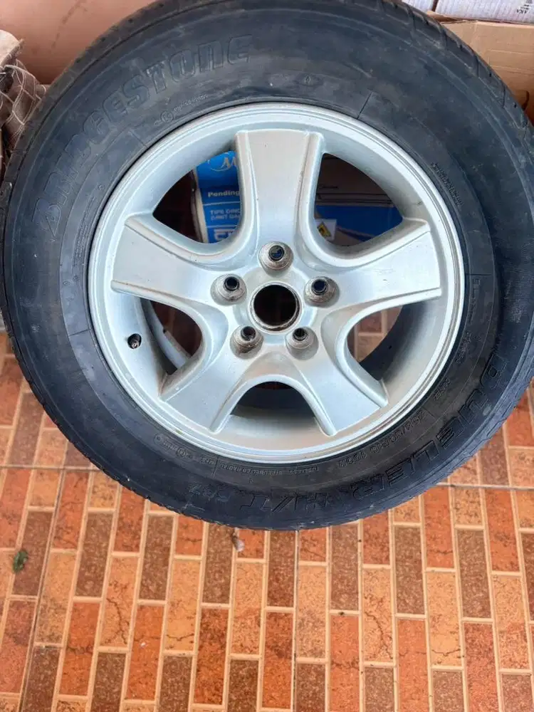 Dijual Ban dan Velg Mobil Bekas