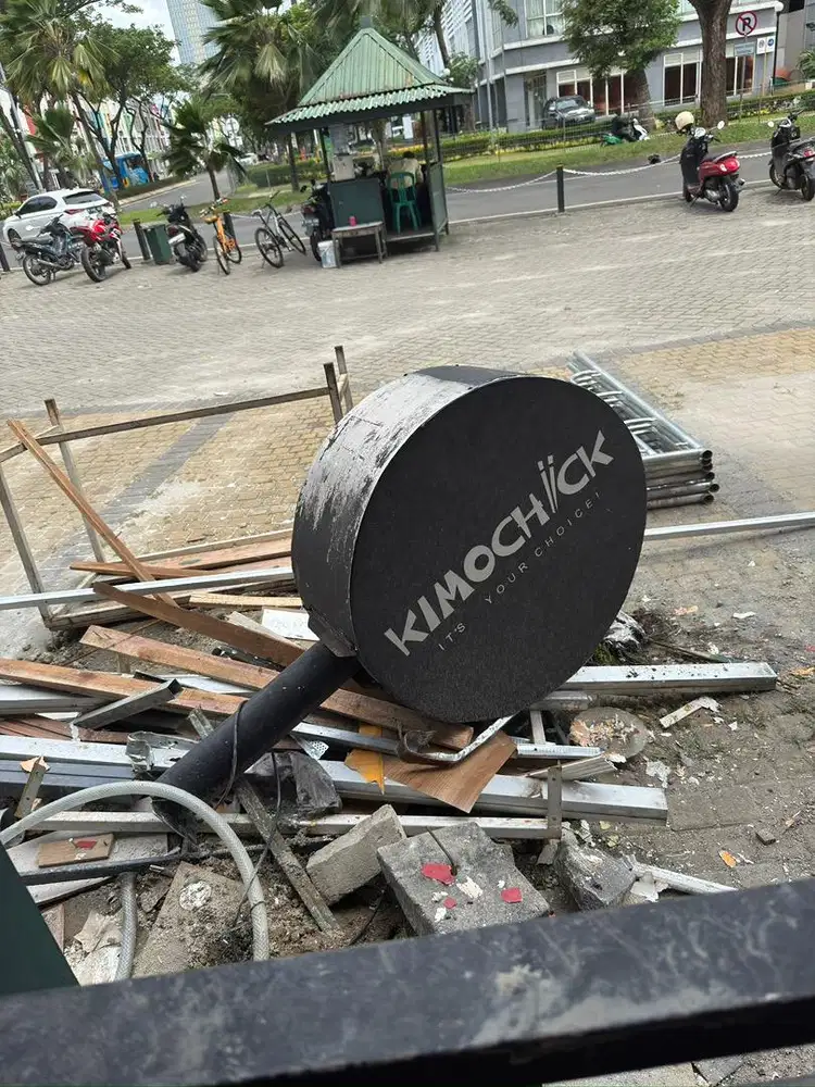 Neon box bekas bahan akrilik dan vinyl