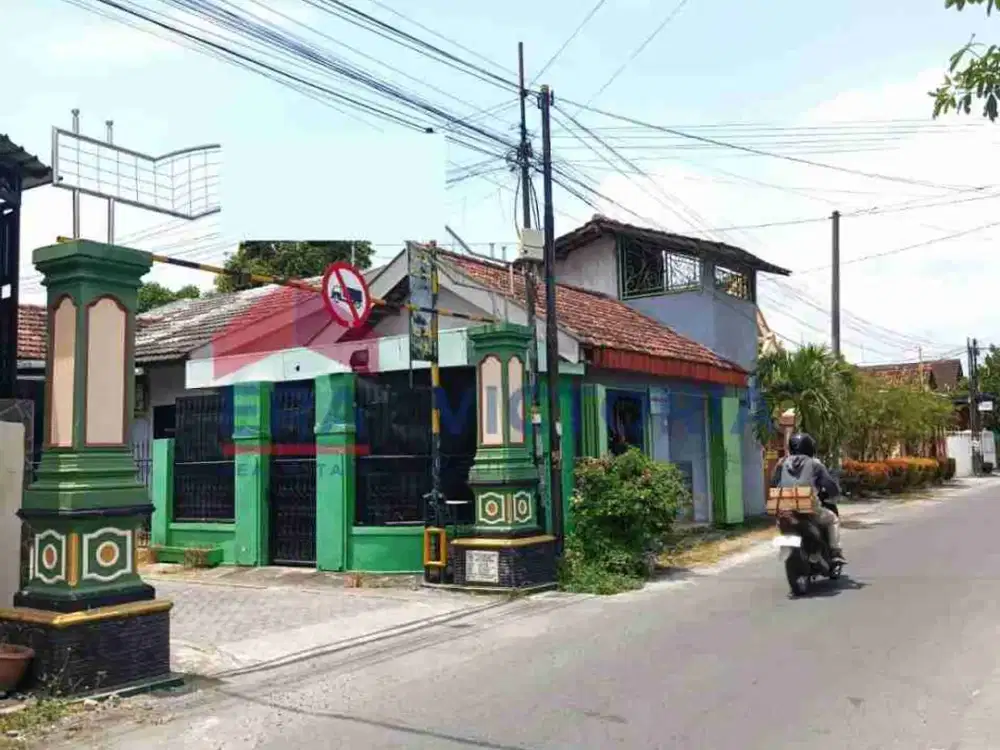 Dijual Rumah + Toko bisa untuk usaha, Strategis, posisi di hook, Bebas banjir, LT 146m², 2 lantai, area Gogorante Kediri