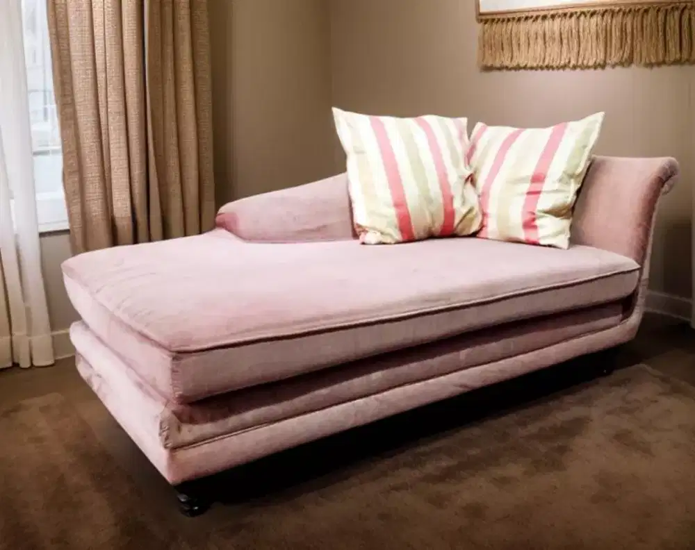 Jual cepat Sofa selonjor relax merk Floral Home include bantal