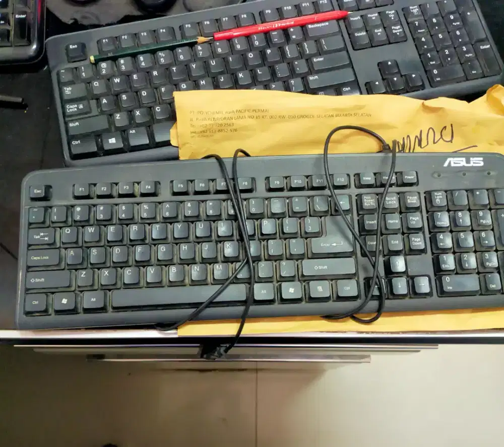 Keyboard merek Asus warna hitam