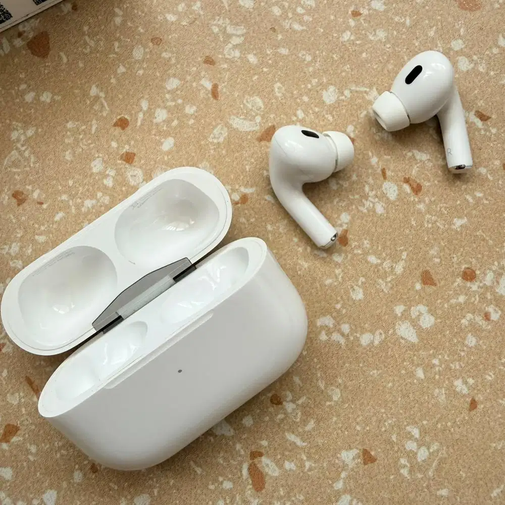 Airpods Pro Gen 2 - Lightning Cable Port