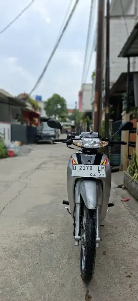 Honda Supra fit 2004
Warna Hitam Silver