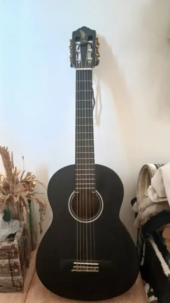 Gitar akustik ukuran sedang