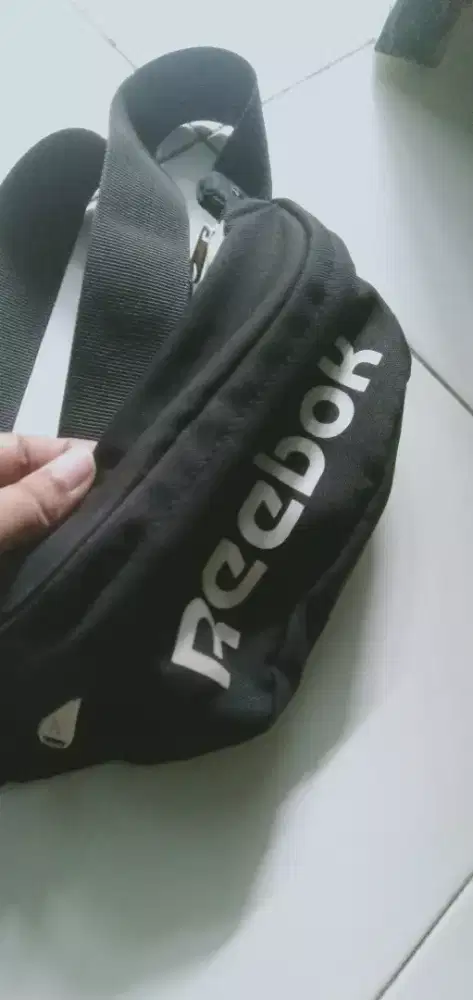 Dijual tas selempang merek Reebok like new
